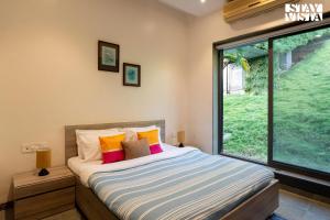 Aarna House by StayVista - Mountain & lakeview villa, Contemporary modern interiors & a charming terrace garden