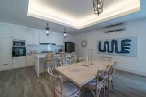 Blanc Mediterranean: 3BR in Central Canggu