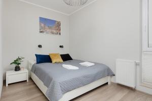 Modern One Bedroom Apartment with Parking in Łódź by Renters Prestige