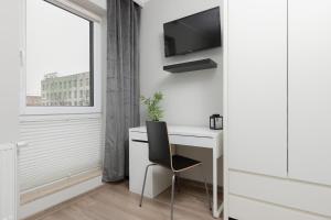Modern One Bedroom Apartment with Parking in Łódź by Renters Prestige