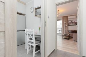 Modern One Bedroom Apartment with Parking in Łódź by Renters Prestige