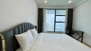 Sunwah Pearl Luxury Apartments 3 bedrooms with the Landmark 81 view and swimming pool