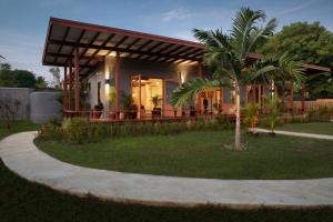 Phòng Giường Đôi với Ban công (Hill View Room)