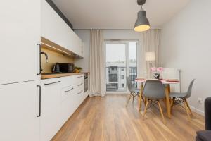Elegant Apartment with Balcony in Warsaw Close to the Airport by Renters
