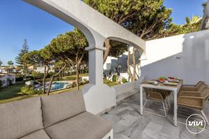 ViVi Homes - Nico Pool, Terrace & Sea View