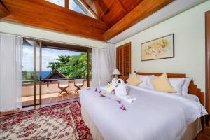 Seaview 5BR Pool Villa Apsara, Free Breakfast and Full Service, 5 min walk to Kata Beach