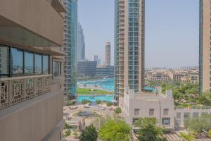 BellaVista 29 Boulevard 1 Bedroom Apartment with Extra Bedroom Partial Fountain Views - 4-star hotels in Dubai