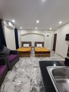 Saraya Abbas ELaser Street-families only