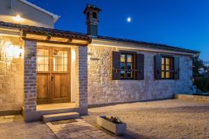 Villa Rajana for 14 persons with kids playground & pool heating in Central Istria