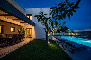 Villa Luen near Pula with large garden and private pool for families