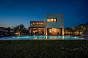 Villa Luen near Pula with large garden and private pool for families