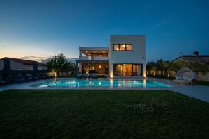 Villa Luen near Pula with large garden and private pool for families