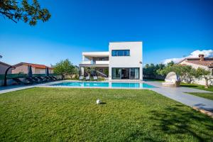 Villa Luen near Pula with large garden and private pool for families