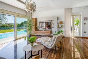 Villa Luen near Pula with large garden and private pool for families