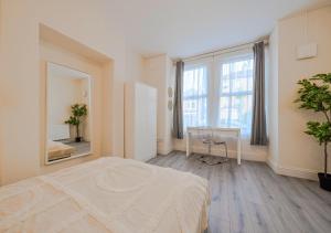 2BR South London Home - Free Street Parking, WiFi, Garden, Perfect for Long Stays!