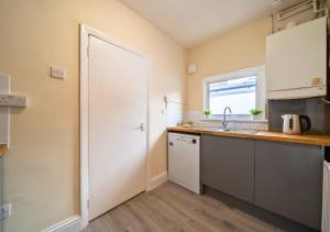 2BR South London Home - Free Street Parking, WiFi, Garden, Perfect for Long Stays!