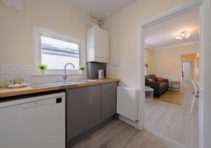 2BR South London Home - Free Street Parking, WiFi, Garden, Perfect for Long Stays!