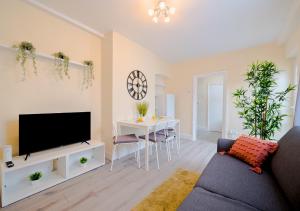 2BR South London Home - Free Street Parking, WiFi, Garden, Perfect for Long Stays!