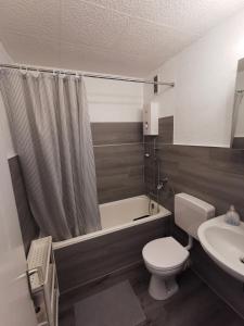 Cozy & Spacious Apartment with Balcony