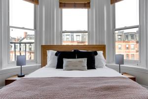 Back Bay Studio w wd nr Copley T BOS-782