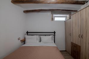 Stone Serenity,2BR Home in Sellia with Dreamy Sea Views