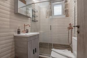 Stone Serenity,2BR Home in Sellia with Dreamy Sea Views