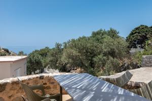 Stone Serenity,2BR Home in Sellia with Dreamy Sea Views