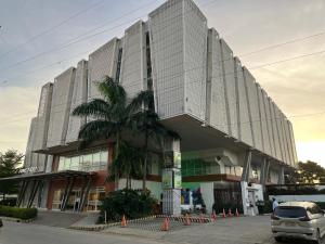 Quiet and spacious condo wid fast internet connection with Netflix