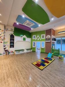 Cosy BGC Uptown Parksuites with Nice Balcony City View and Ultra Fast Internet 300mbps