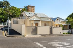 Three-Bedroom House room in 32 Bellevue street