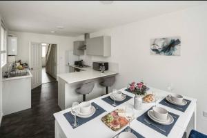 Elegant 5 bed house with parking- Photo ID Required