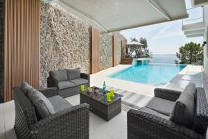 Driftwood Luxury Suite by WhiteDream Villas