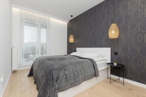 Loft Apartment with Parking in Warsaw by Noclegi Renters