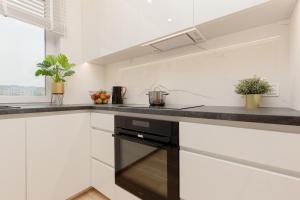 Loft Apartment with Parking in Warsaw by Noclegi Renters