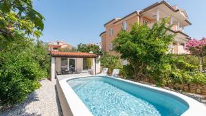 Holiday Home with garden and private pool 