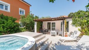 Holiday Home with garden and private pool 