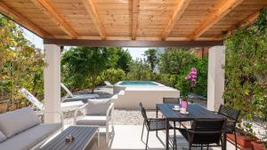Holiday Home with garden and private pool 