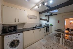 Town Centre Cottage 3 Bedroom inc Parking (1 car)