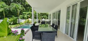 Villa Blanc - Chateau Elysium