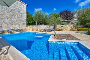 Rustic Villa Simone with outdoor pool in Porec