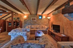 Rustic Villa Simone with outdoor pool in Porec