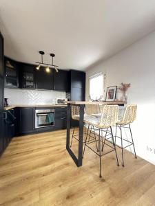 Appartements Le Charmant - Lumineux & calme - 2p - Parking - Balcon : photos des chambres