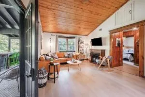 Riverfront Cabin wFirepit Pool Table Porch WiFi - مرتينسبورغ