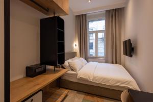 Hop Inn Rooms & Suites