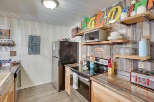 Walkable Lead Condo 5 Mi to Terry Peak Ski Area!