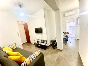 Olive Tree Deluxe Apt under Acropolis hillside