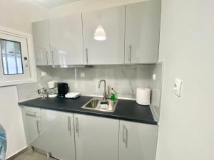 Olive Tree Deluxe Apt under Acropolis hillside