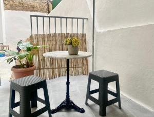 Olive Tree Deluxe Apt under Acropolis hillside