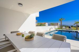 Deluxe villa with heated pool, whirpool, sea view near beautiful beach III - by Traveler tourist age 