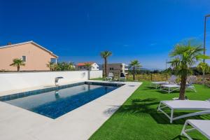 Deluxe villa with heated pool, whirpool, sea view near beautiful beach III - by Traveler tourist age 